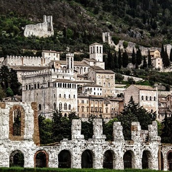 Pasqua a Gubbio Loreto, Urbino e Grotte di Frasassi