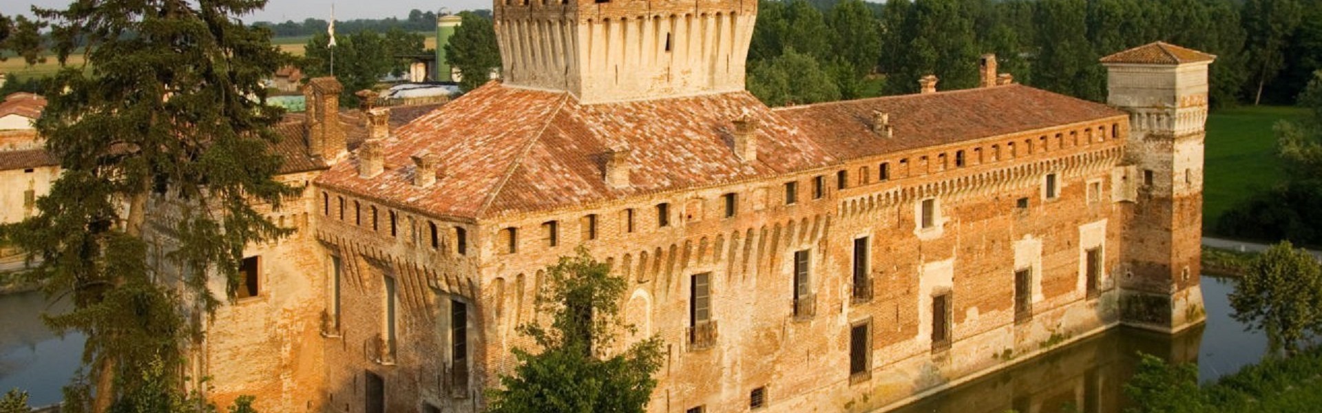 Magia di Natale: Il Castello a Padernello e il Borgo Medievale di Soncino (pranzo incluso)