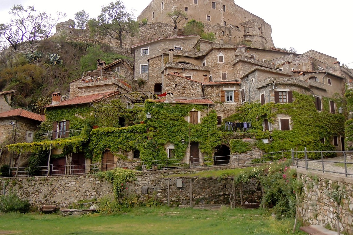 Trekking sul Sentiero di Ilaria del Carretto da Zuccarello a Castelvecchio di Rocca Barbena