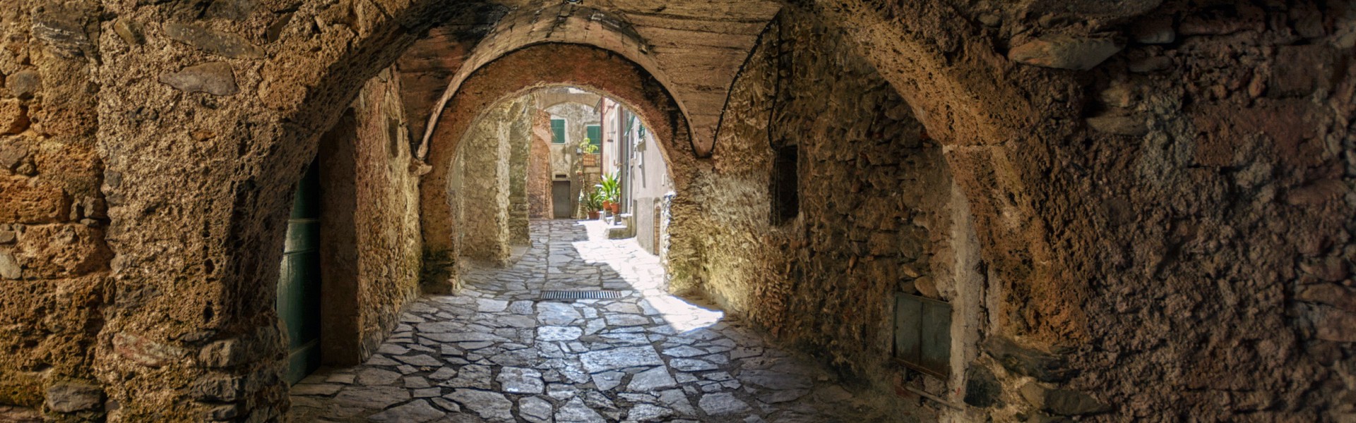 Trekking sul Sentiero di Ilaria del Carretto da Zuccarello a Castelvecchio di Rocca Barbena