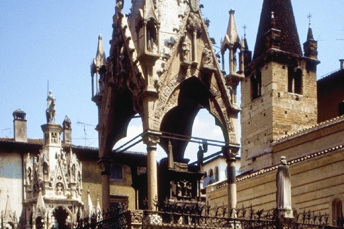 Verona: San Valentino sotto il balcone di Giulietta