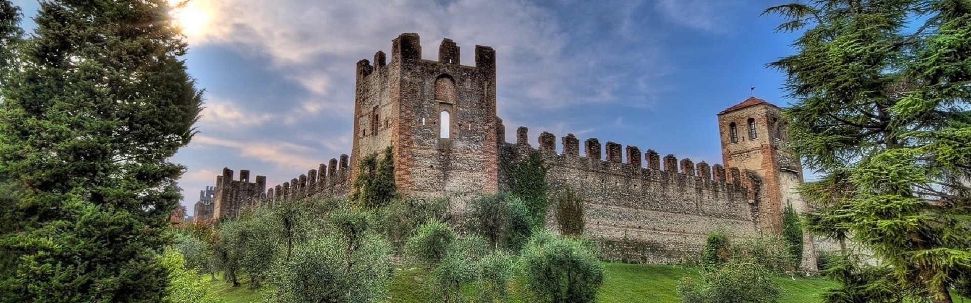 Capolavori tra Acqua e Cielo: Lazise e il Santuario della Corona