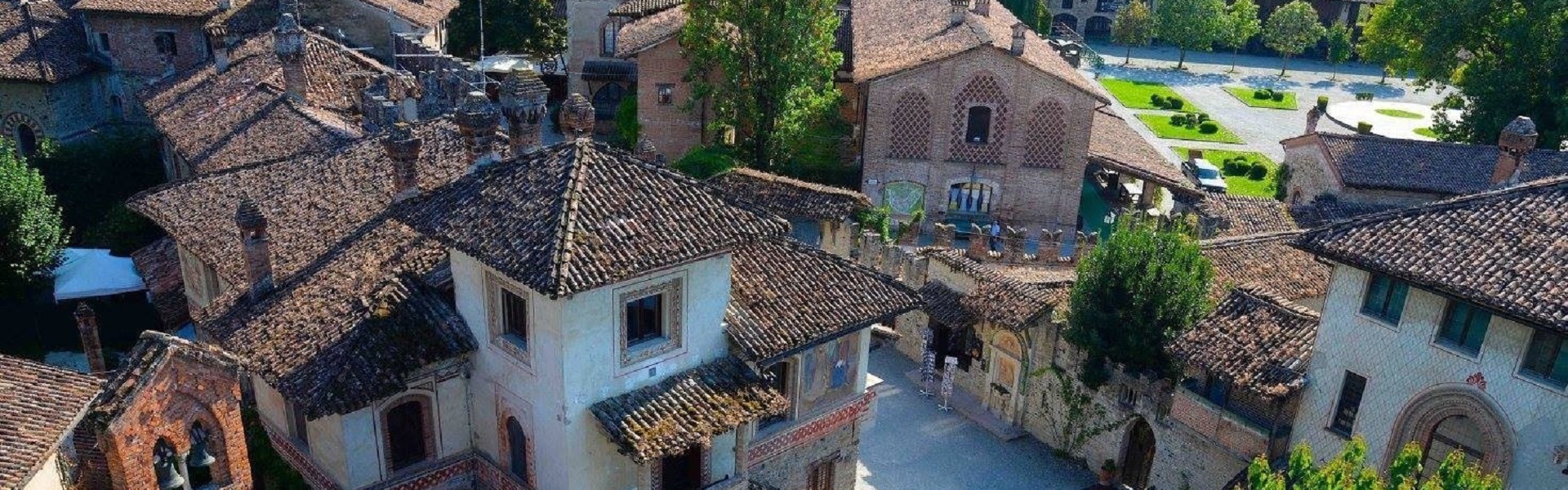Piacenza e Mercatini nel borgo di Grazzano Visconti