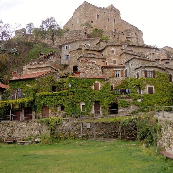 Trekking sul Sentiero di Ilaria del Carretto da Zuccarello a Castelvecchio di Rocca Barbena