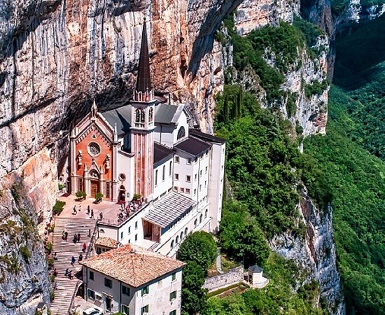 Capolavori tra Acqua e Cielo: Lazise e il Santuario della Corona