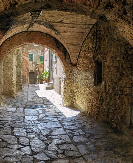 Trekking sul Sentiero di Ilaria del Carretto da Zuccarello a Castelvecchio di Rocca Barbena
