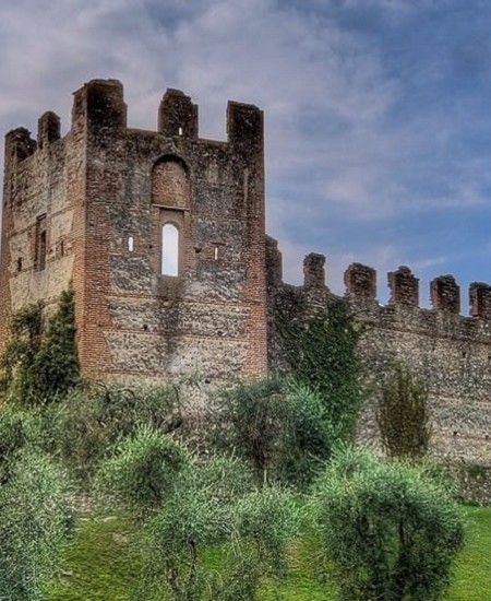 Capolavori tra Acqua e Cielo: Lazise e il Santuario della Corona