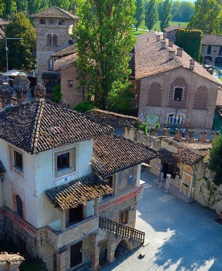 Piacenza e Mercatini nel borgo di Grazzano Visconti